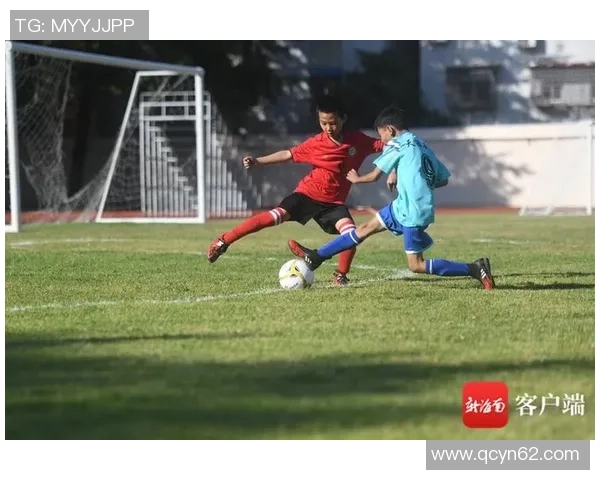 足球明星在训练场上独自挥洒汗水展现超凡技艺的精彩视频合集