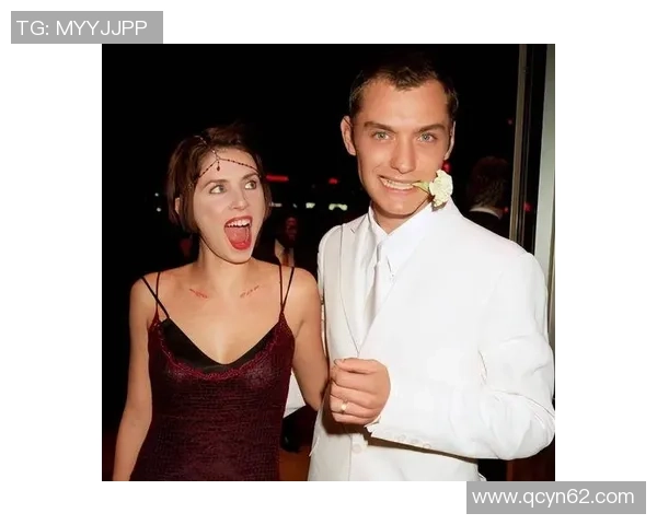 裘德洛化身足球明星展现魅力与激情的完美结合 裘德洛化身足球明星展现魅力与激情的完美结合