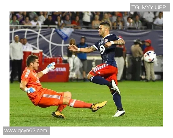 足球明星赛精彩瞬间合影展现球场魅力与友谊的完美结合